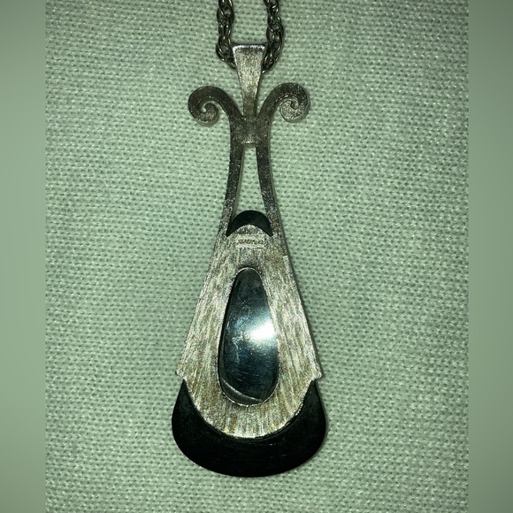 VINTAGE AVON IMITATION BLACK ONYX MODERNIST PENDANT NECKLACE - SIGNED - Picture 6 of 7